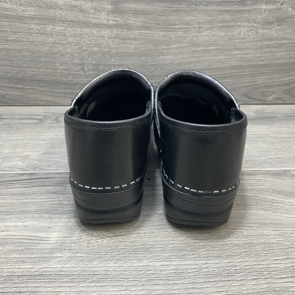 Dansko 38/7 US Womens Shoes Gloss Black Leather Mule Clog Nurse Comfort - Picture 3 of 16